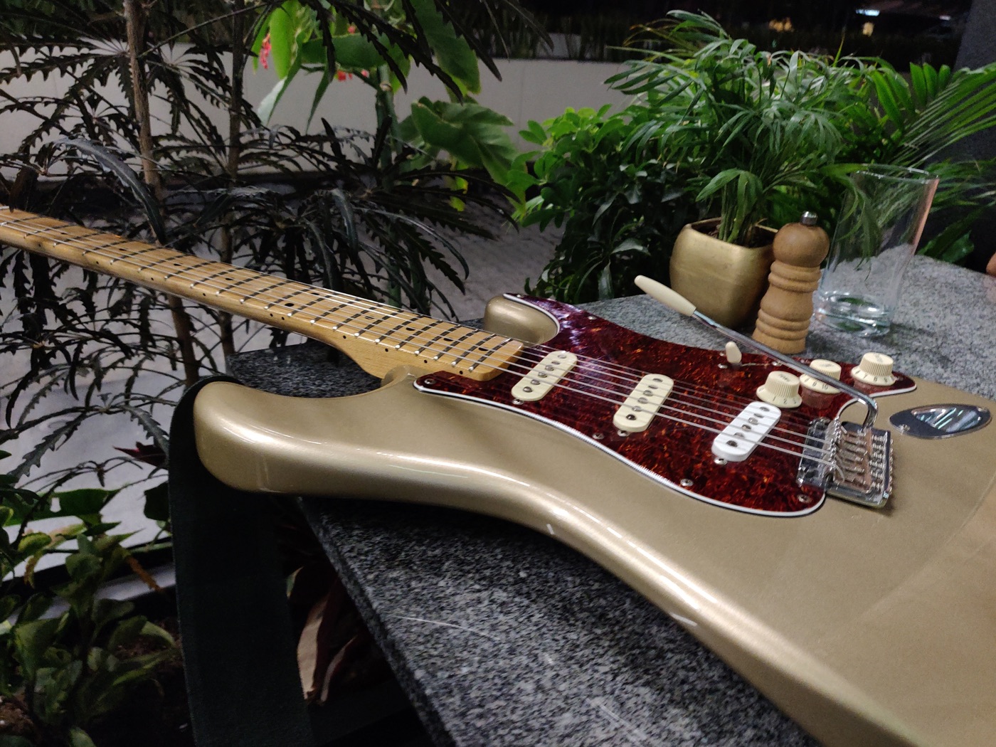 La buena mesa suena mejor - Guitarra tranquila · ambiente que acompaña sin interrumpir