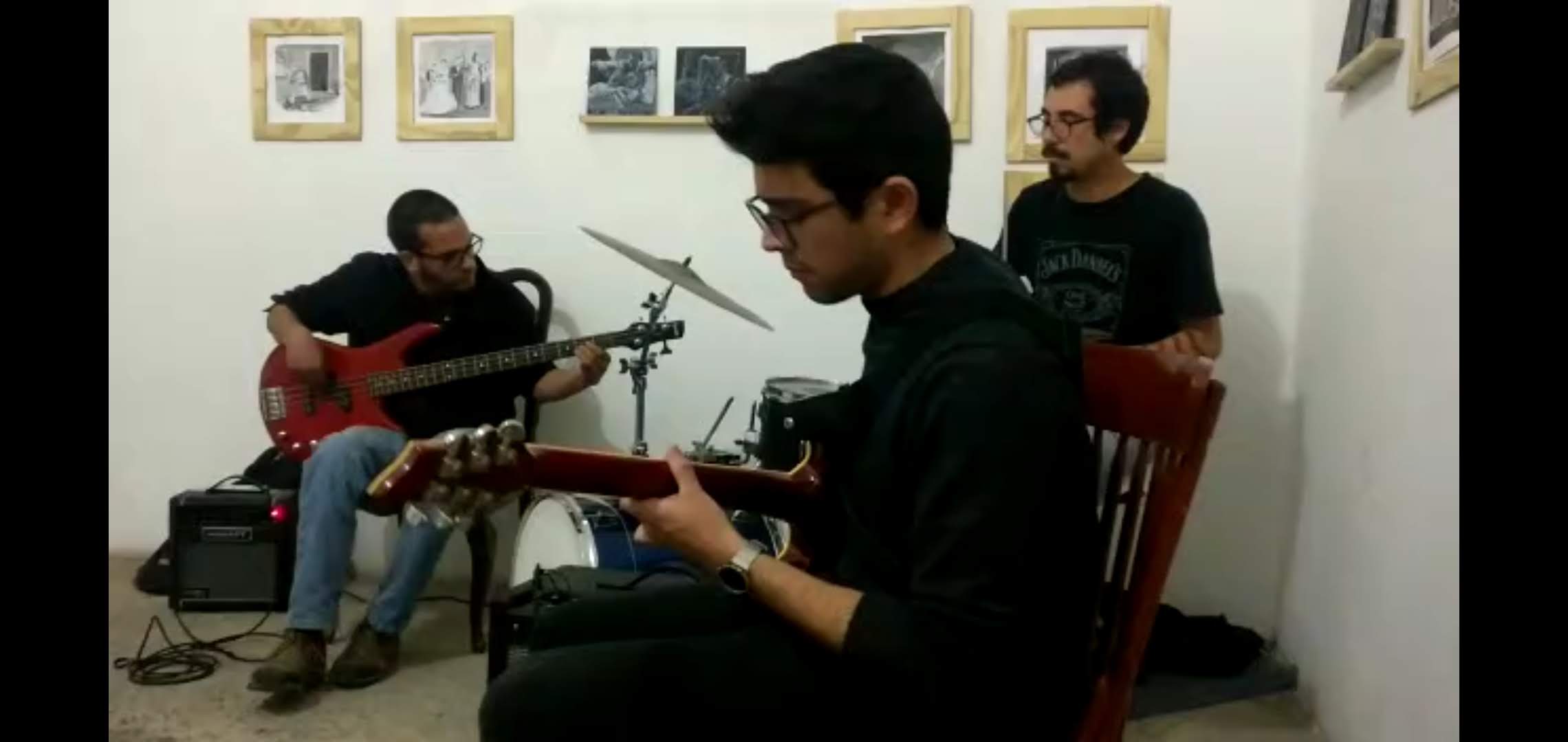 Guillermo ensaya guitarra de cerca con otros músicos en un espacio íntimo.